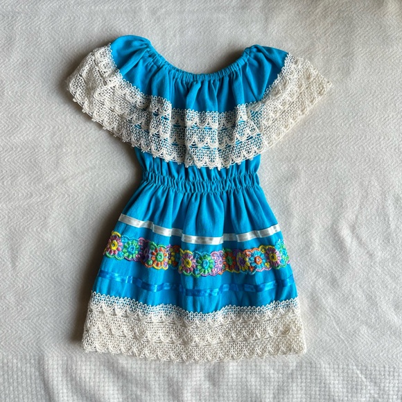 Embroidered traditional Mexican dress - Picture 1 of 4